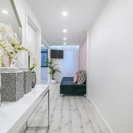 Whome Chic Escape: Your Stylish Haven In Downtown