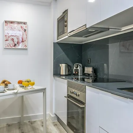 Whome Chic Escape: Your Stylish Haven In Downtown Apartmán