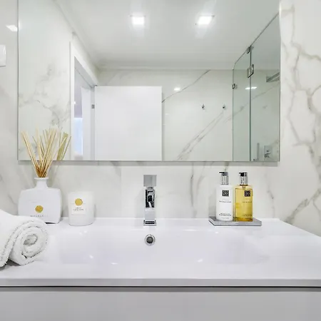 Whome Chic Escape: Your Stylish Haven In Downtown 리스본